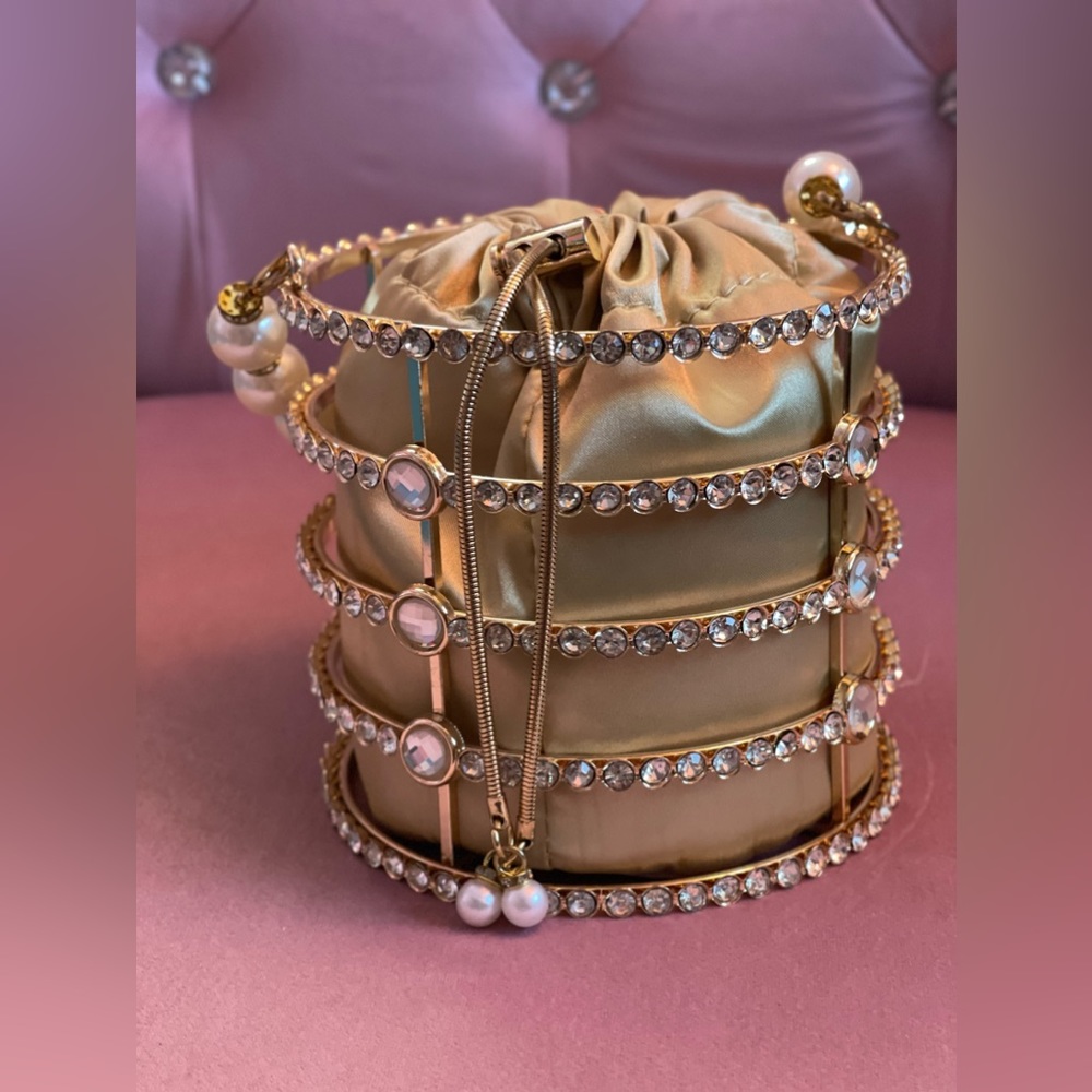 Small golden circular purse with diamonds and pearls